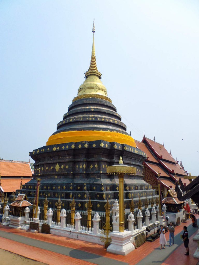 Der große Chedi im Wat Phra That Lampang Luang