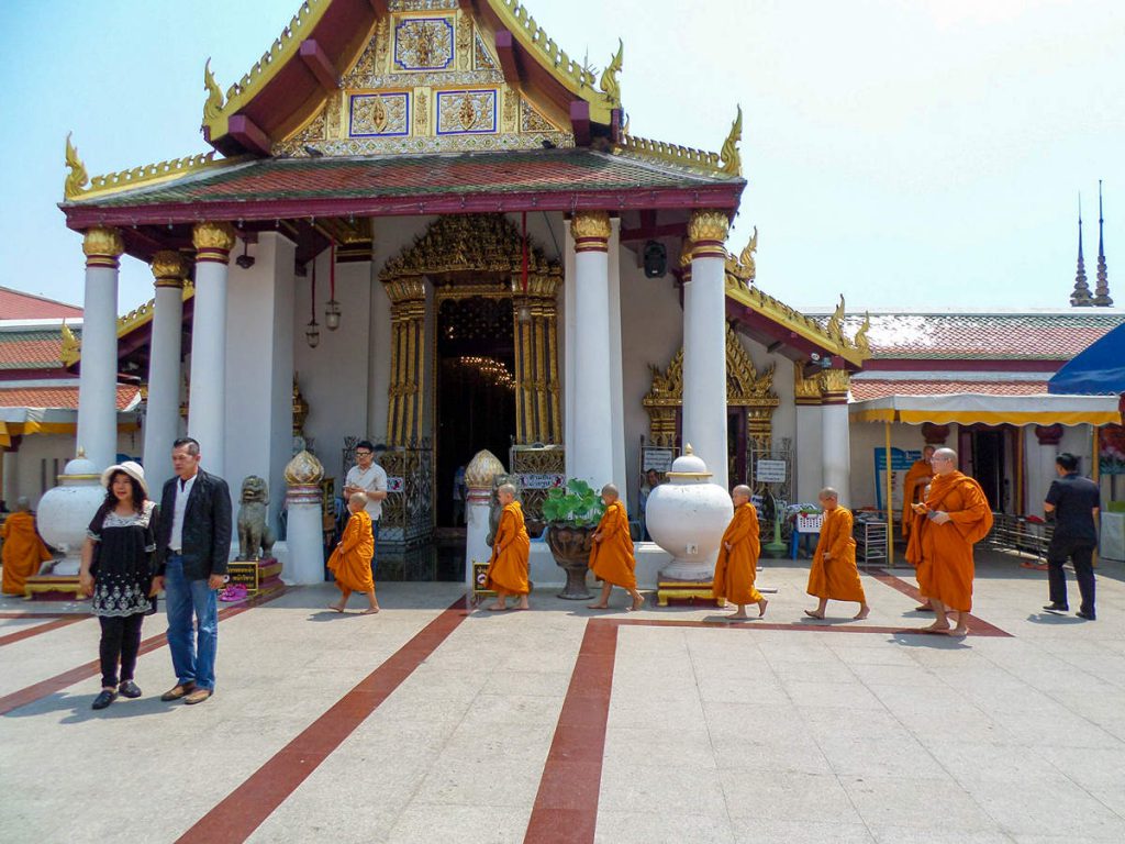 Kindermönche am Wat Phra Si Rattana Mahathat