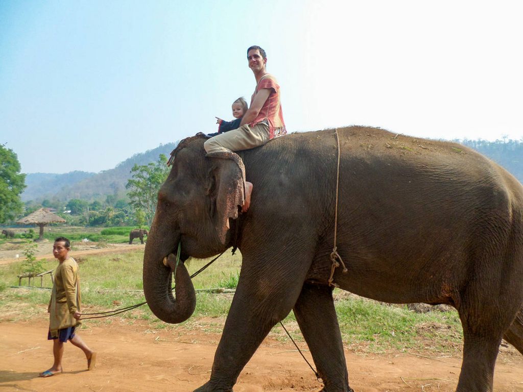 Elefantenreiten in Chiang Mai bei Rang-Tong Save & Rescue Elephant Centre