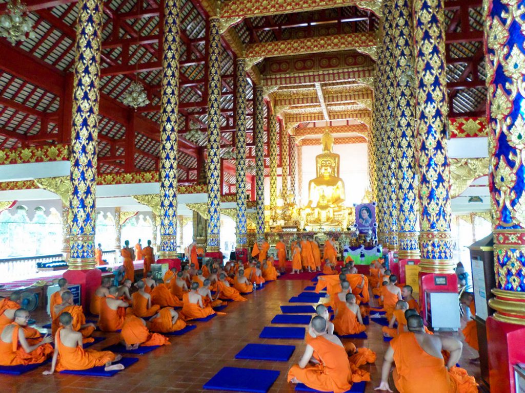 Mönche in der Halle von Wat Suan Dok