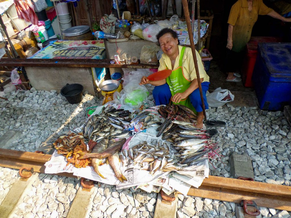 Verkäufer auf dem Mae Klong Railway Market