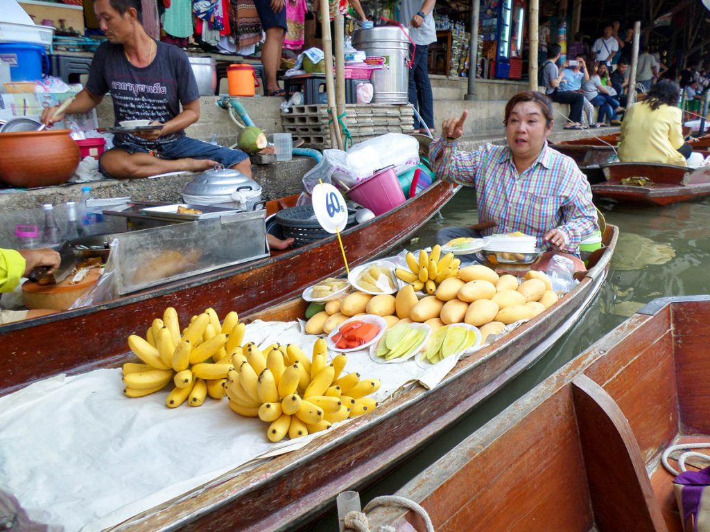 Obstverkäufer auf dem Schwimmenden Markt