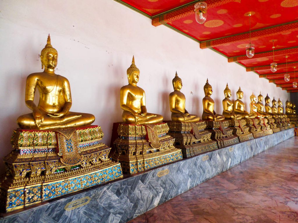 Reihe sitzender Buddha-Statuen in Wat Pho