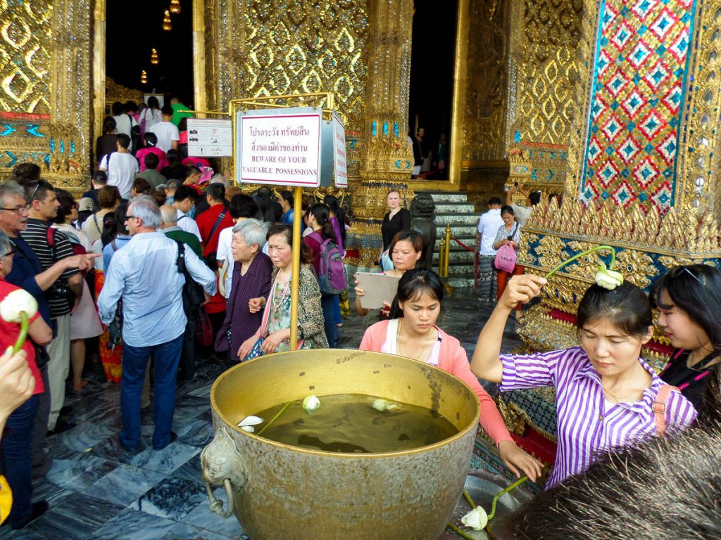 Rituale mit Lotusblüte am Wat Phra Kaeo