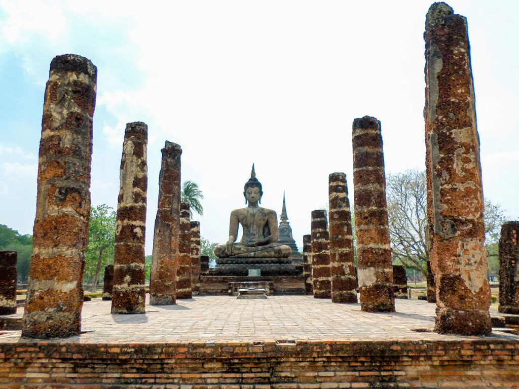 Der große sitzende Buddha von Wat Mahathat in Sukhothai