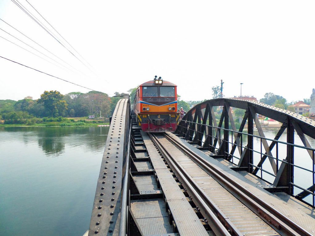 Zug fährt über Brücke am Kwai