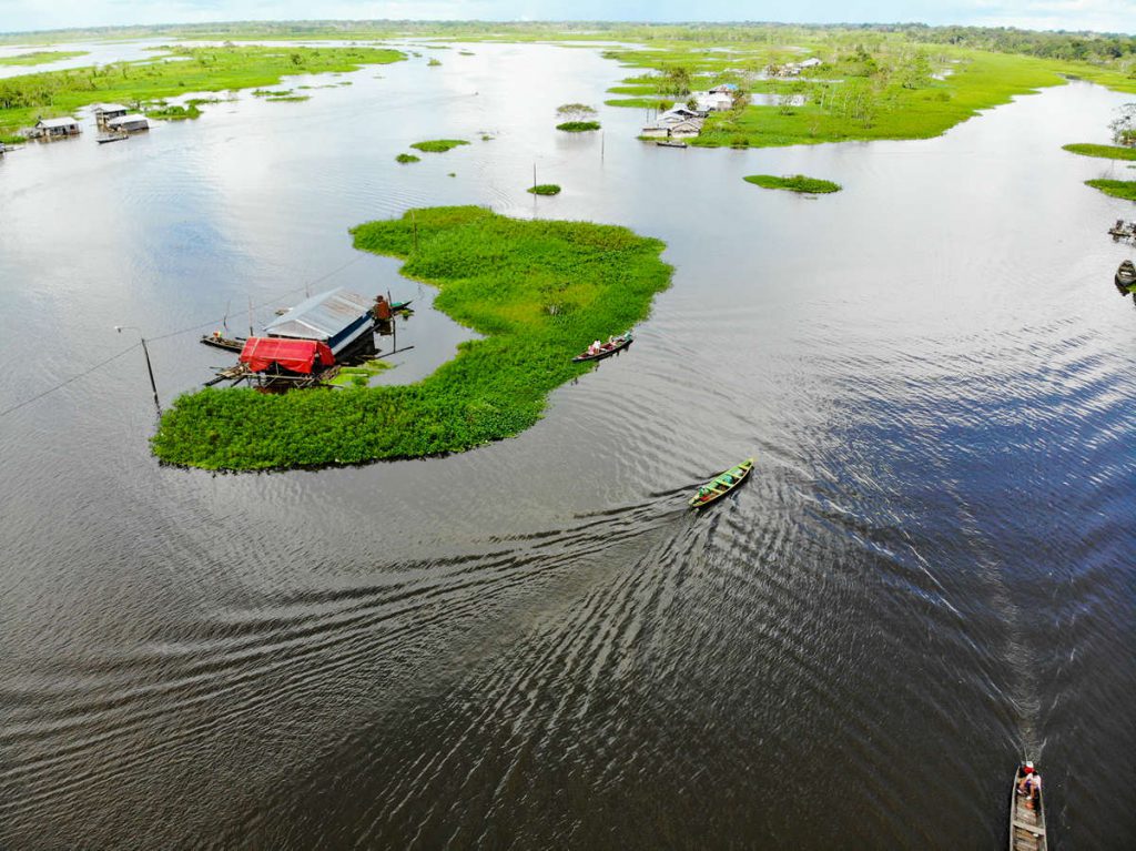 Pfahlbauten und Wasser in Iquitos