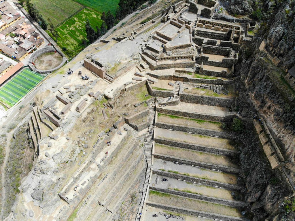Inka Ruinen in Ollantaytambo Drohnenaufnahme