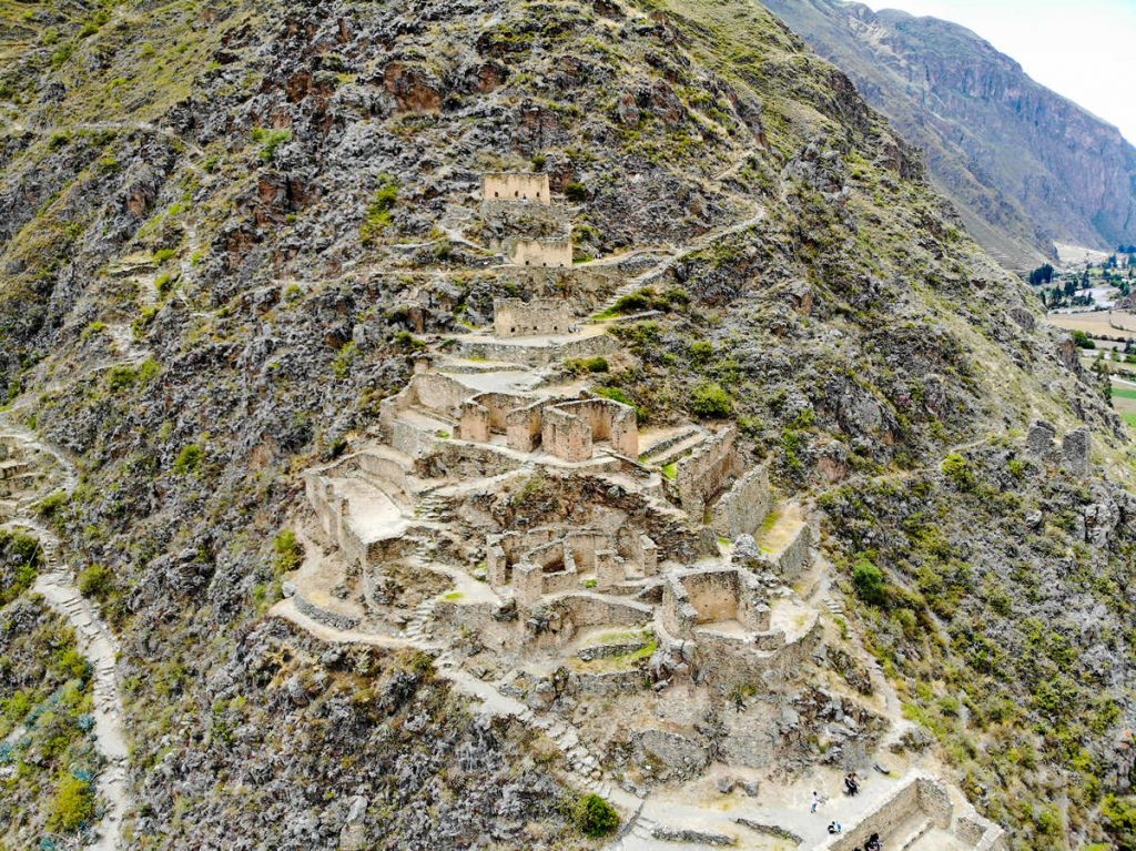 Ruinen von Pinkuylluna in Ollantaytambo aus der Luft