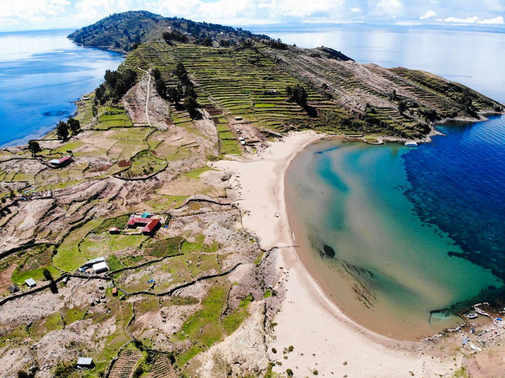 Strand auf der Insel Taquile - Drohnenaufnahme