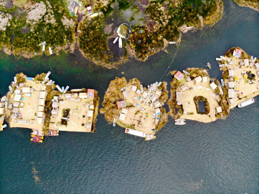 Uros Floating Inseln auf dem Titicacasee von oben