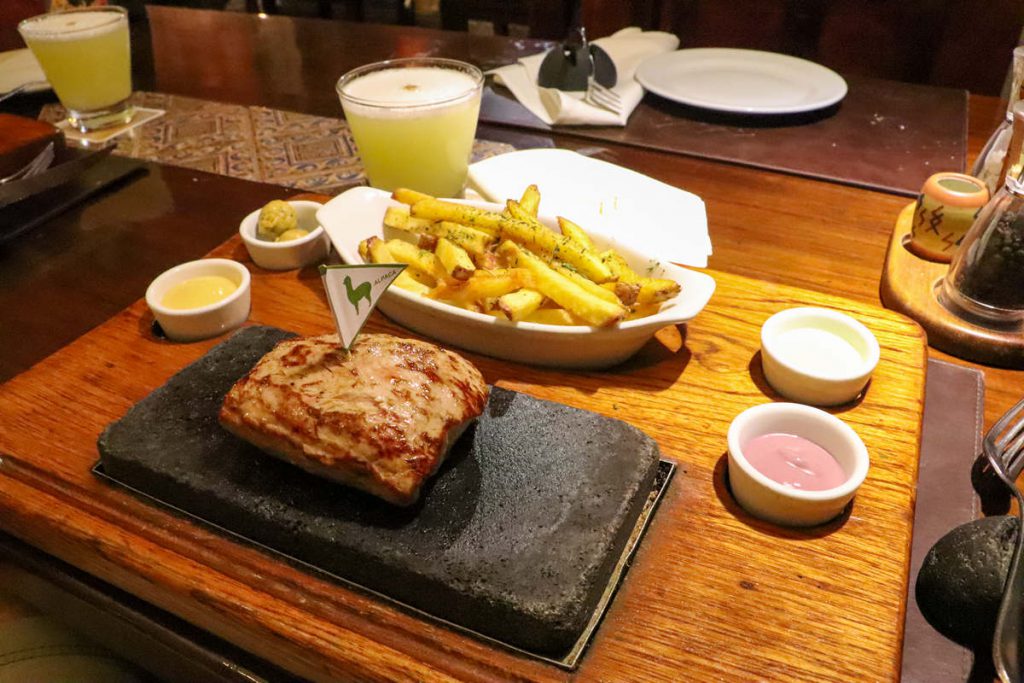 Alpaka-Steak auf Vulkanstein im Zig Zag Restaurant