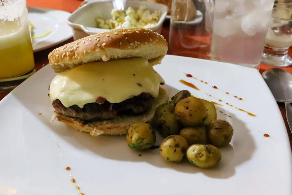 Alpaka Burger mit peruanischen Kartoffeln