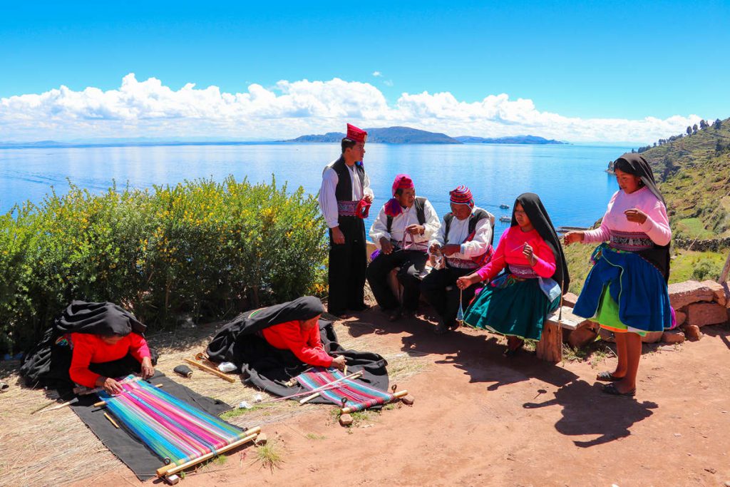 Frauen spinnen Wolle und weben. Männer stricken Hüte auf Taquile