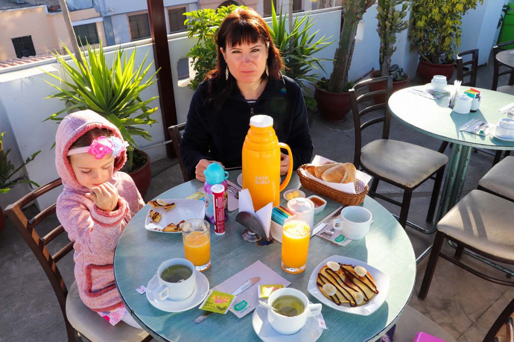 Frühstück auf der Dachterrasse im Le Foyer Hostel