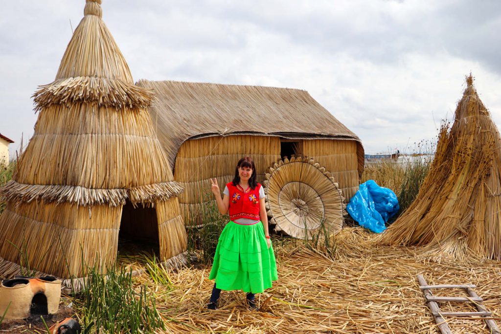 Kleidungprobe auf der Uros Insel