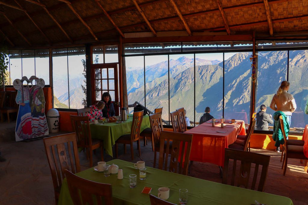 Frühstück im La Granja del Colca Restaurant mit fantastischer Aussicht