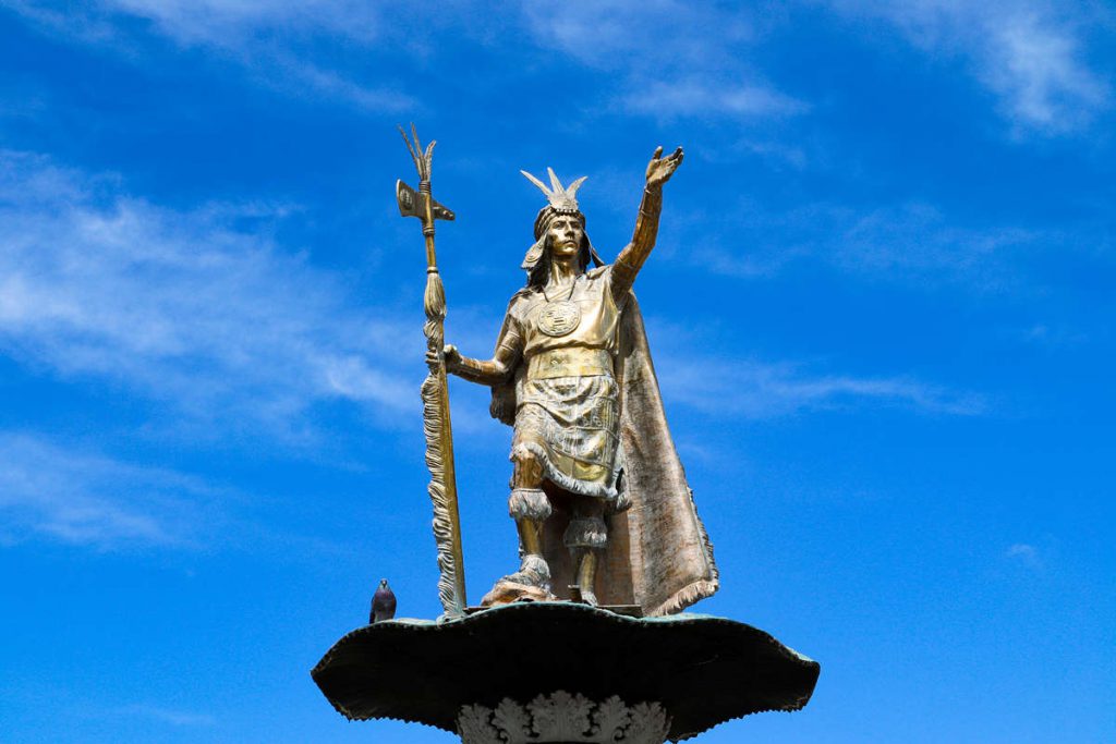 Pachacutec Denkmal auf dem Plaza de Armas in Cusco