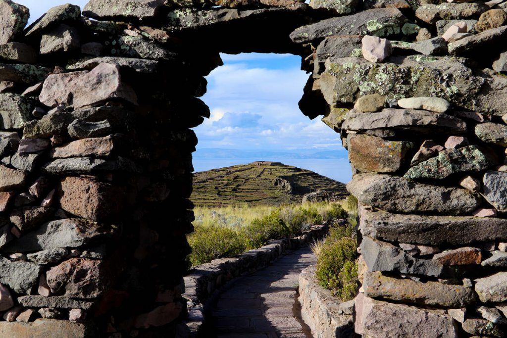 Pachatata Tempel in der Ferne auf Amantani