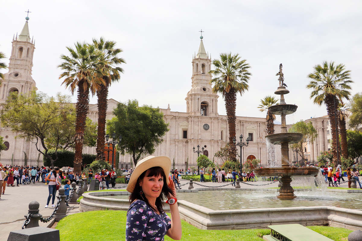 Plaza de Armas mit der Kathedrale von Arequipa im Hintergrund