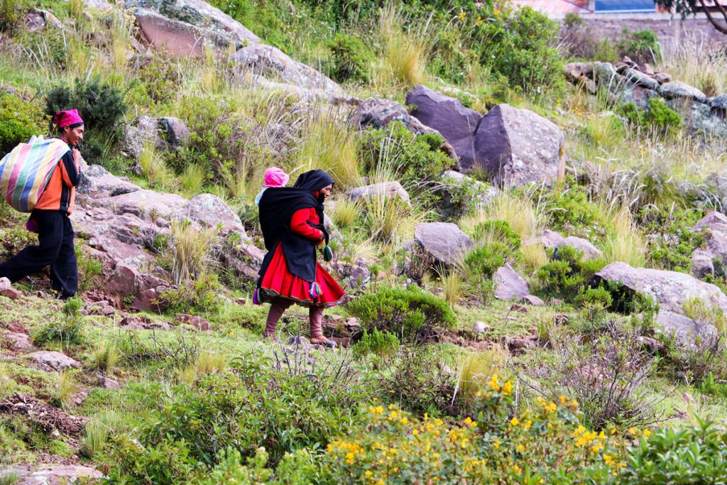 Quechua Frau mit Kind auf der Insel Taquile