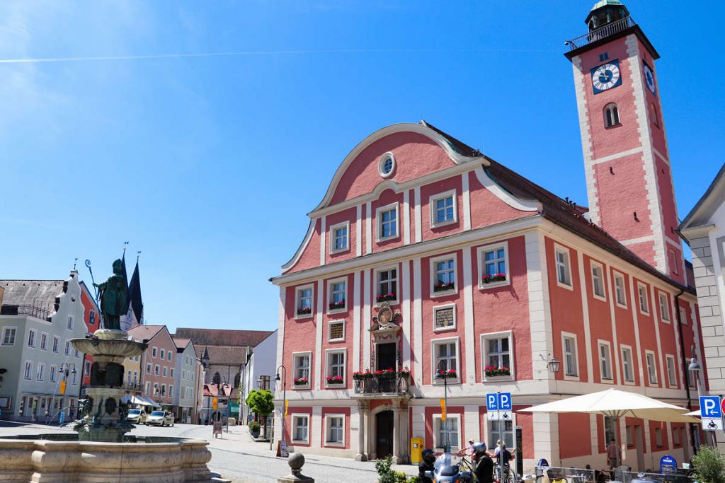Rathaus und Willibaldsbrunnen in Eichstätt