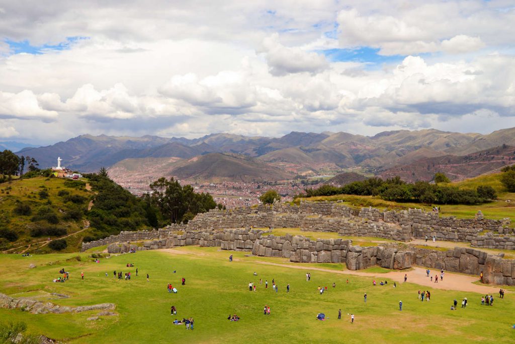 Sacsayhuamán mit Cusco und Cristo Blanco im Hintergrund