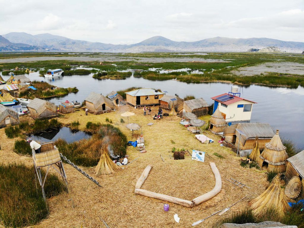 Schwimmende Insel auf dem Titicacasee_peru