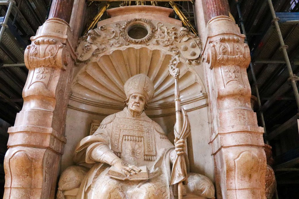 Statue von Willibald im Echstätter Dom