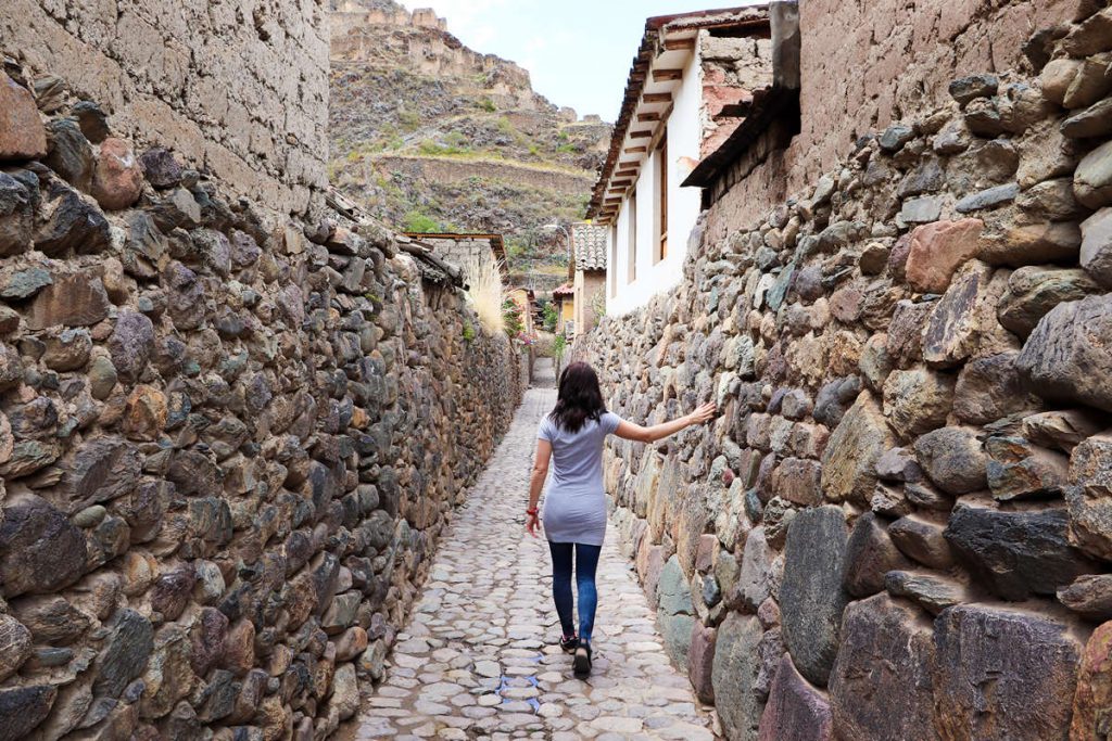 Auf einer engen Gasse in Ollantaytambo