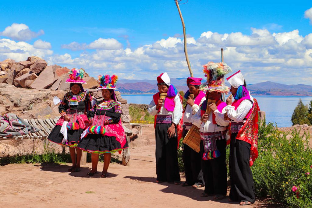 Traditionell bekleideite Frauen und Männer auf Insel Taquile