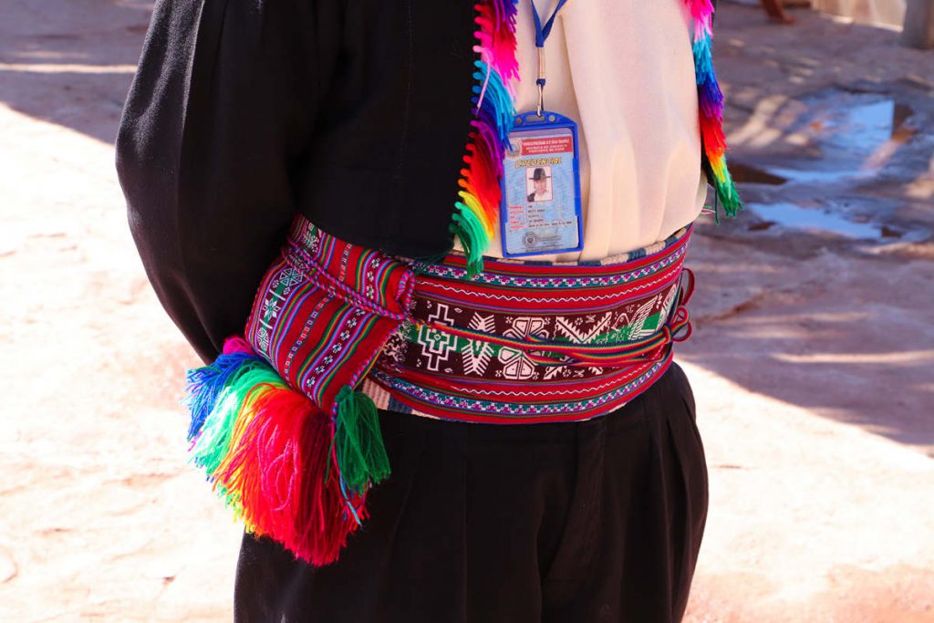 Traditioneller Gürtel mit Beutel für Cocablätter auf Taquile