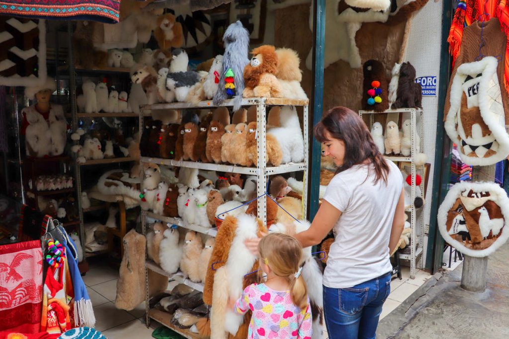 Alpaka Plüschtiere auf dem Indian Market in Miraflores Lima