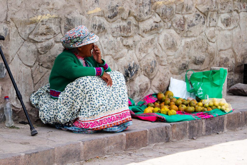 Alte Frau verkauft Obst in Yanque