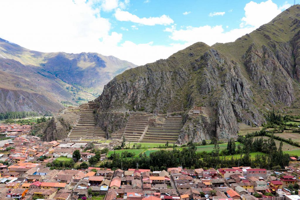 Pinkuylluna mit Blick auf die Ruinen von Ollantaytambo