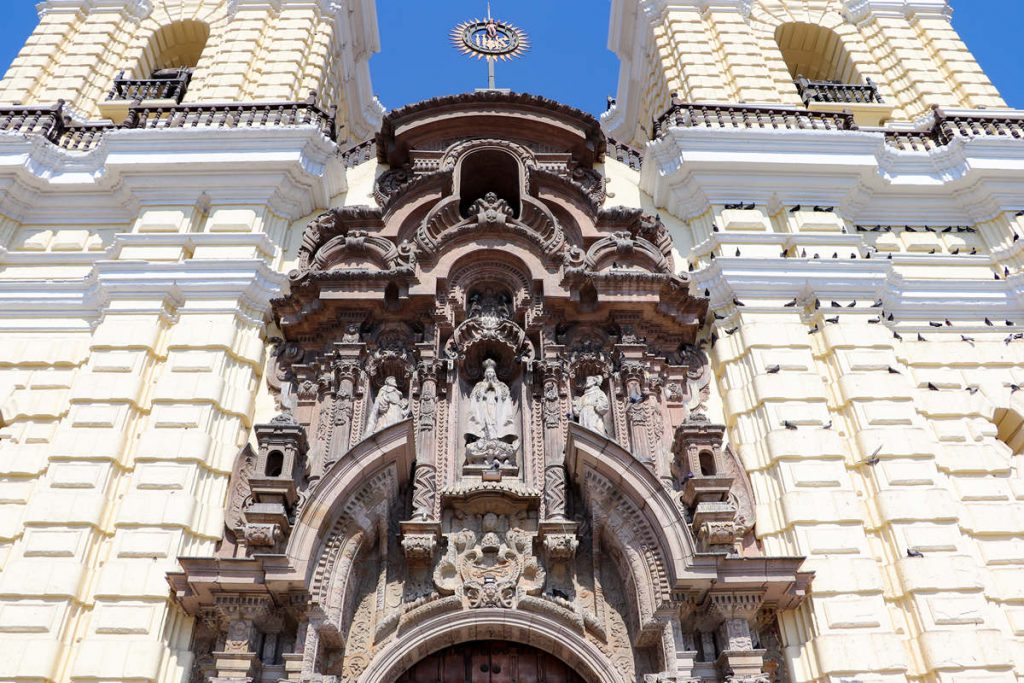 Fassade der Basilika San Francisco in Lima