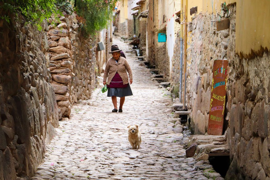 Eine kleine Kopfsteinpflasterstraße in Ollantaytambo