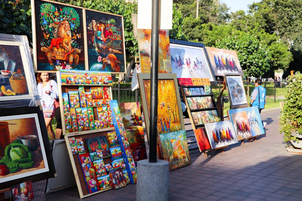 Gemälde werden im Park Kennedy in Lima verkauft