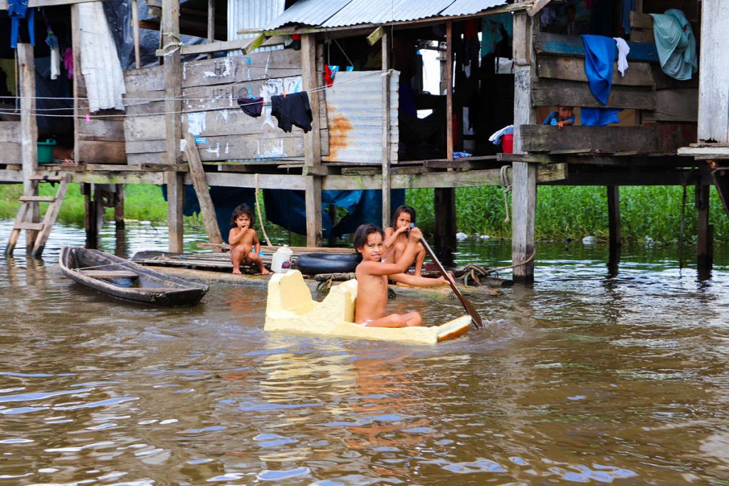 Kinder spielen im Fluss in Belen