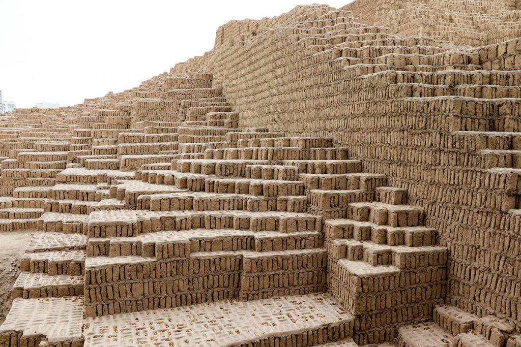 Mit Lehmziegel gebaute Huaca Pucllana