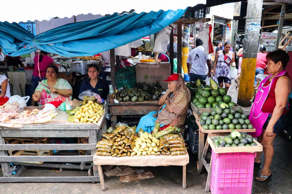 Obstverkäufer auf dem Belén Markt in Iquitos