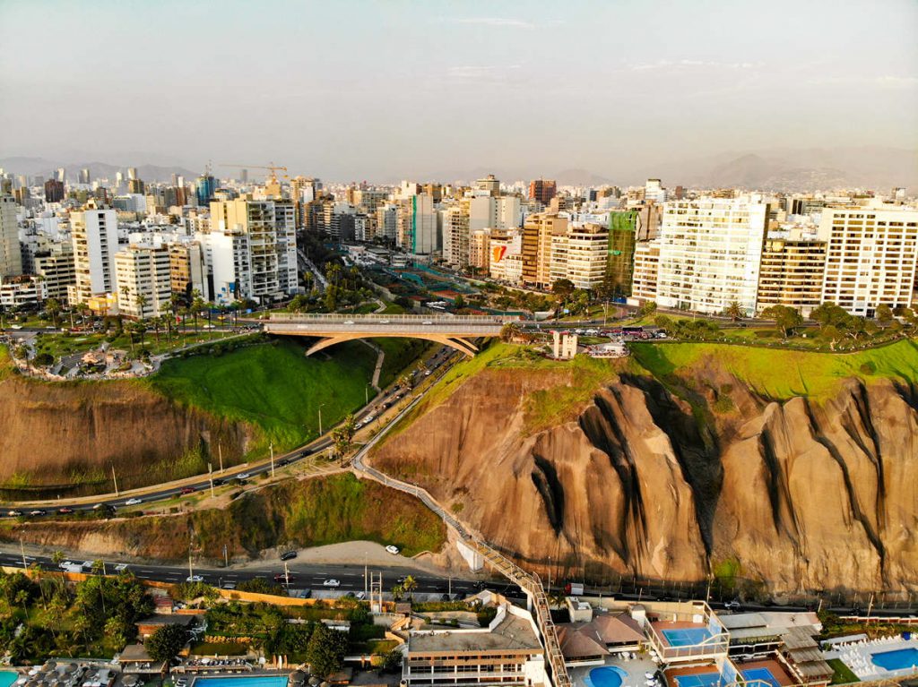 Parque del Amor (links) und Parque Intihuatana mit Miraflores im Hintergrund