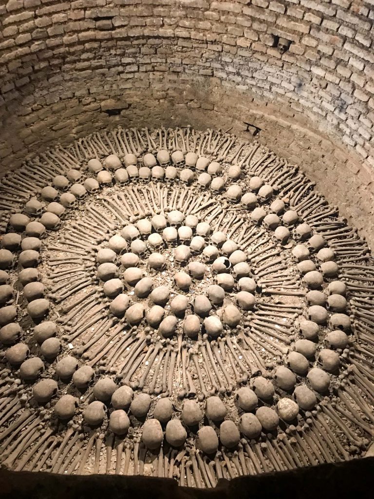 Schädel und Knochen in den Katakomben in Lima