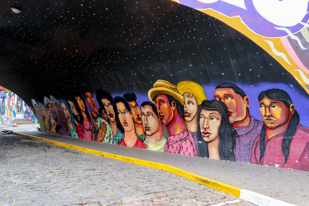 Street Art unter einer Brücke in Lima