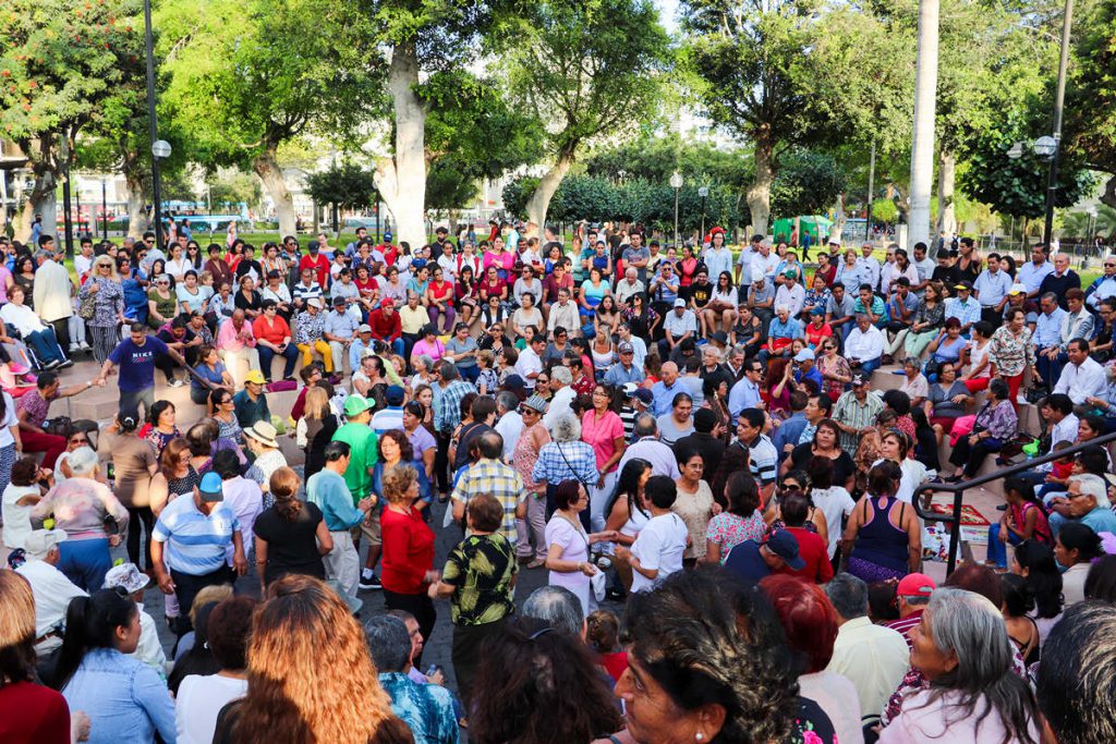 Peruaner tanzen im Parque Kennedy in Lima