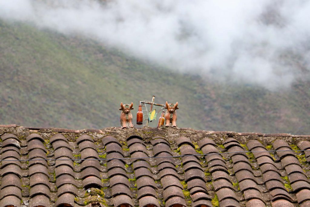 Stiere und Kreuz auf dem Dach in Ollantaytambo