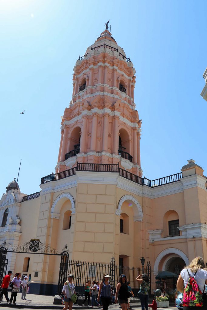 Rosafarbiger Turm der Basilika Santo Domingo in Lima