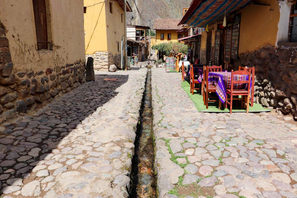 Wasserkanal auf einer Straße Ollantaytambo