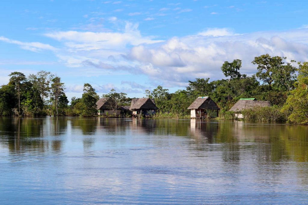 Häuser auf dem Wasser im Dschungel