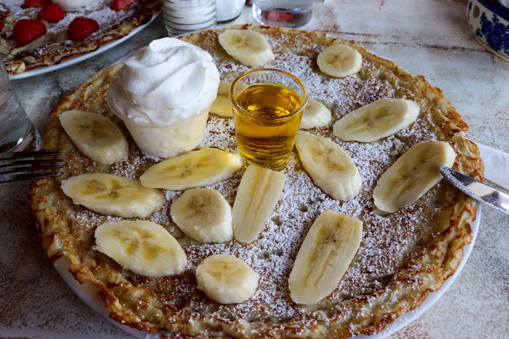 Pfannkuchen mit Bananen und Bananenlikör